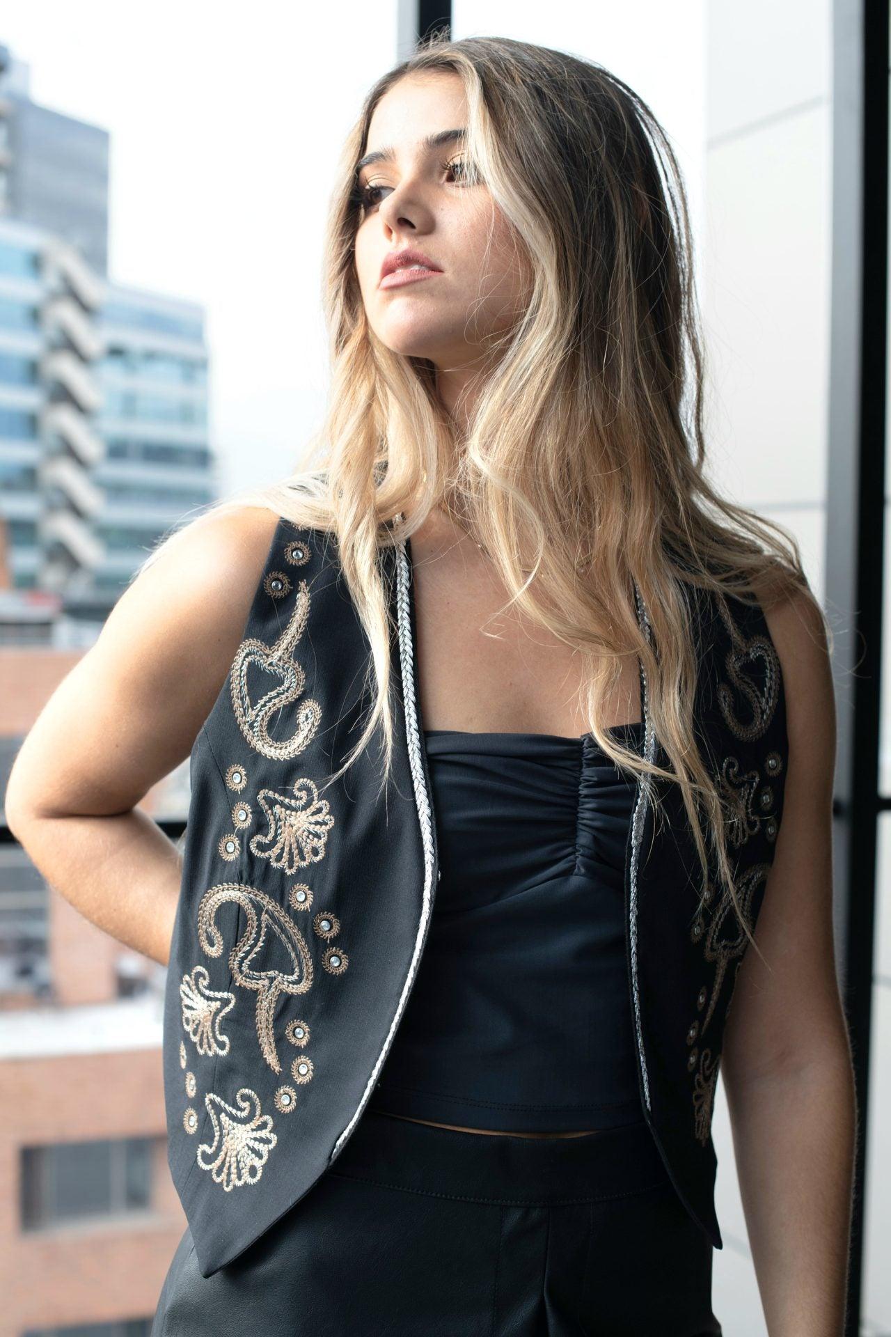 Bolero Rapsodia en algodón, con bordado de estilo artesanal y diseño versátil, perfecto para combinar en cualquier ocasión
