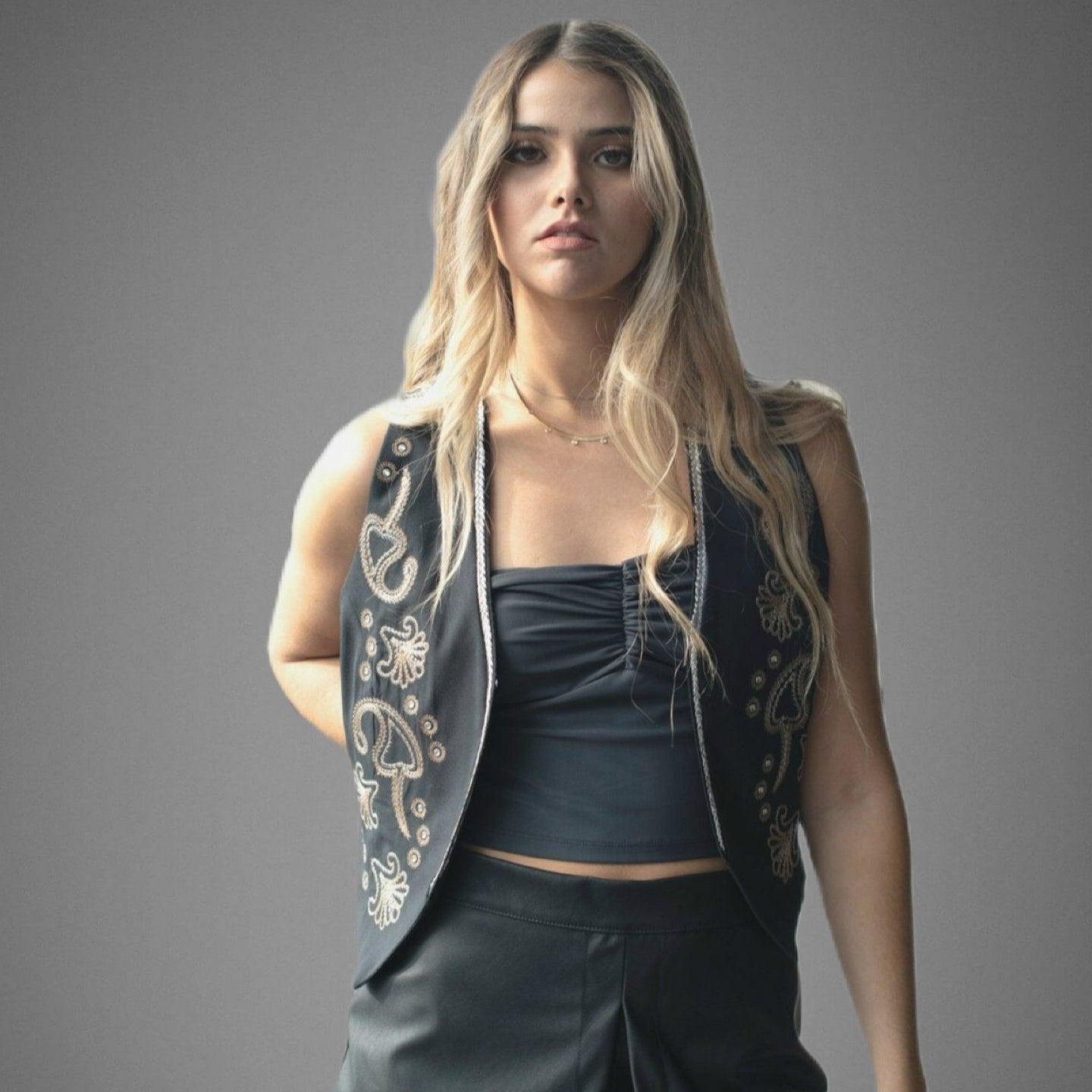 Bolero Gilette Rapsodia de algodón, con bordado distintivo y ajuste desde talla XS a M, perfecto para eventos especiales