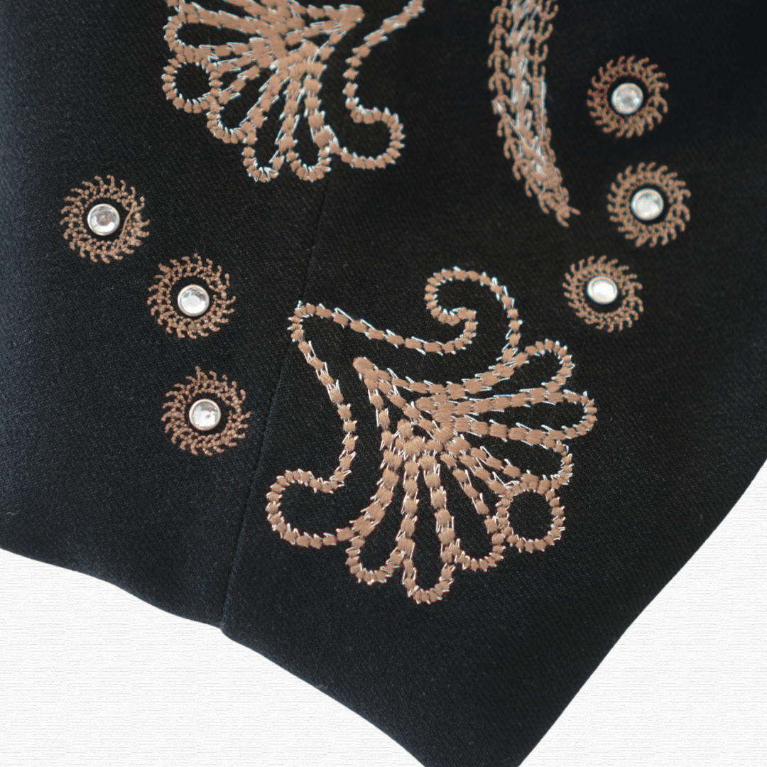 Bolero Rapsodia, elegante y versátil, con bordado estilo india, ideal para un look sofisticado en moda chilena