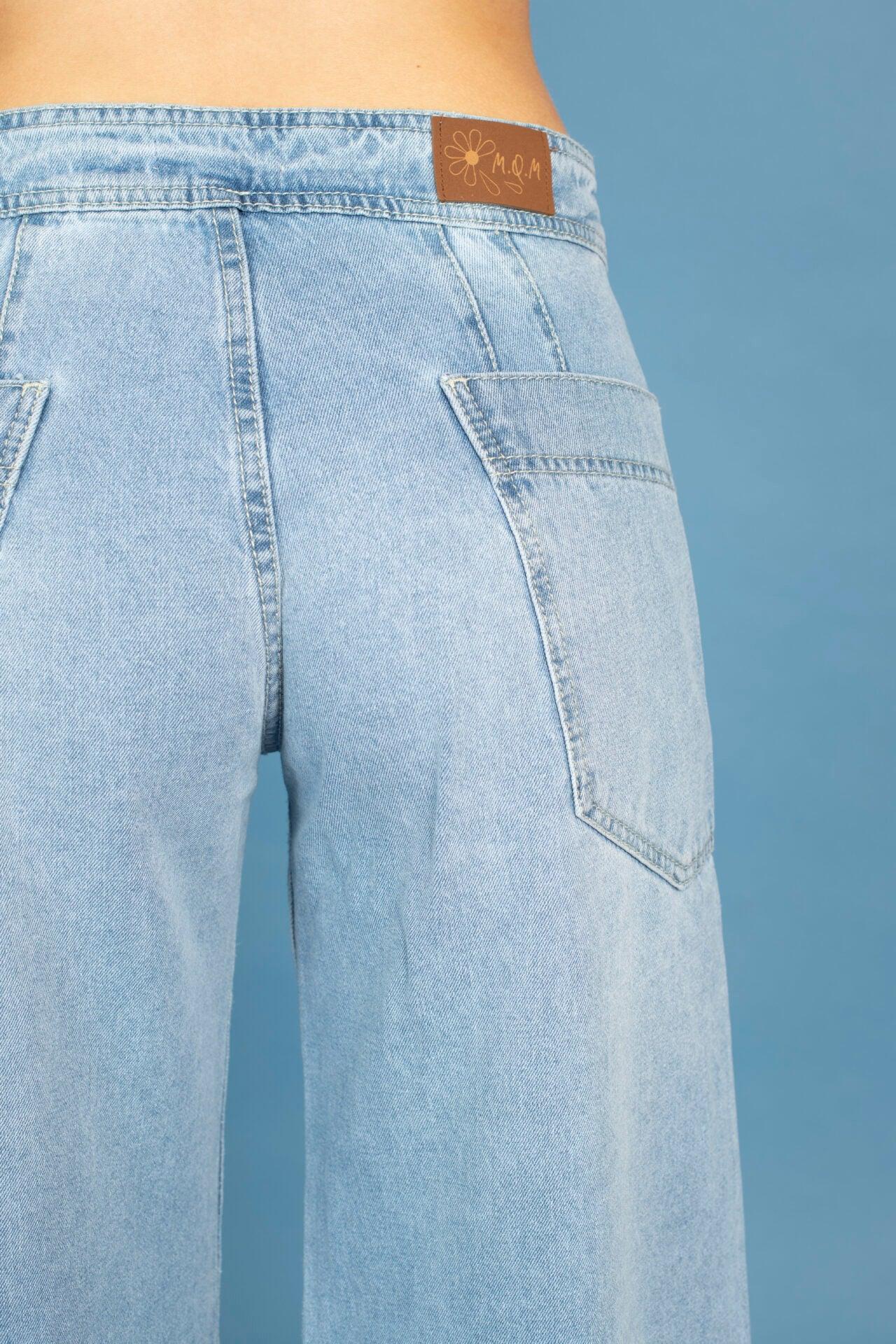 Jeans Bastilla Azul, en un tono claro y diseño de basta, ideales para quienes buscan estilo y comodidad en moda chilena