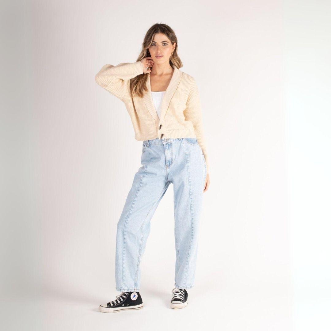 Jeans Pollo Celeste de tiro alto y estilo Mom, perfectos para un look casual y elegante en moda mujer