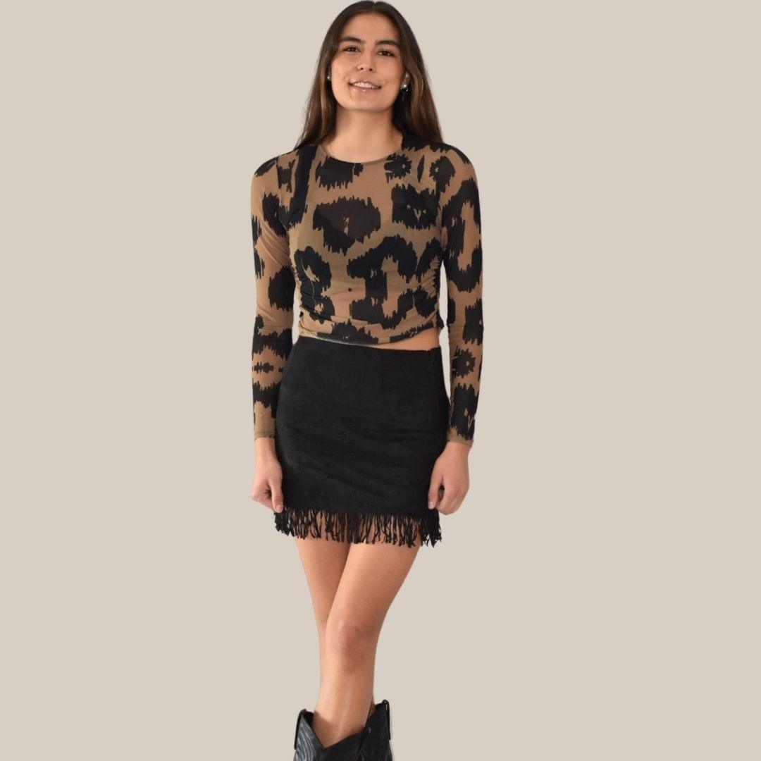 Mini Gamuza Arantxa Negra de gamuza suave con flecos en el ruedo inferior, ideal para un look elegante y sofisticado en moda mujer