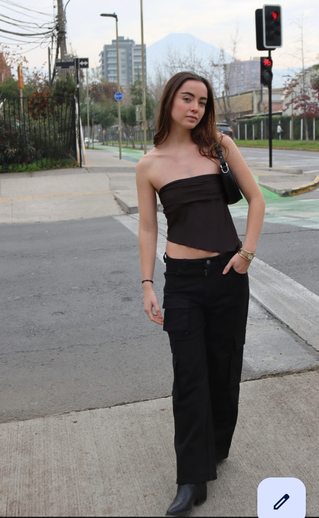 Crop Adela Café