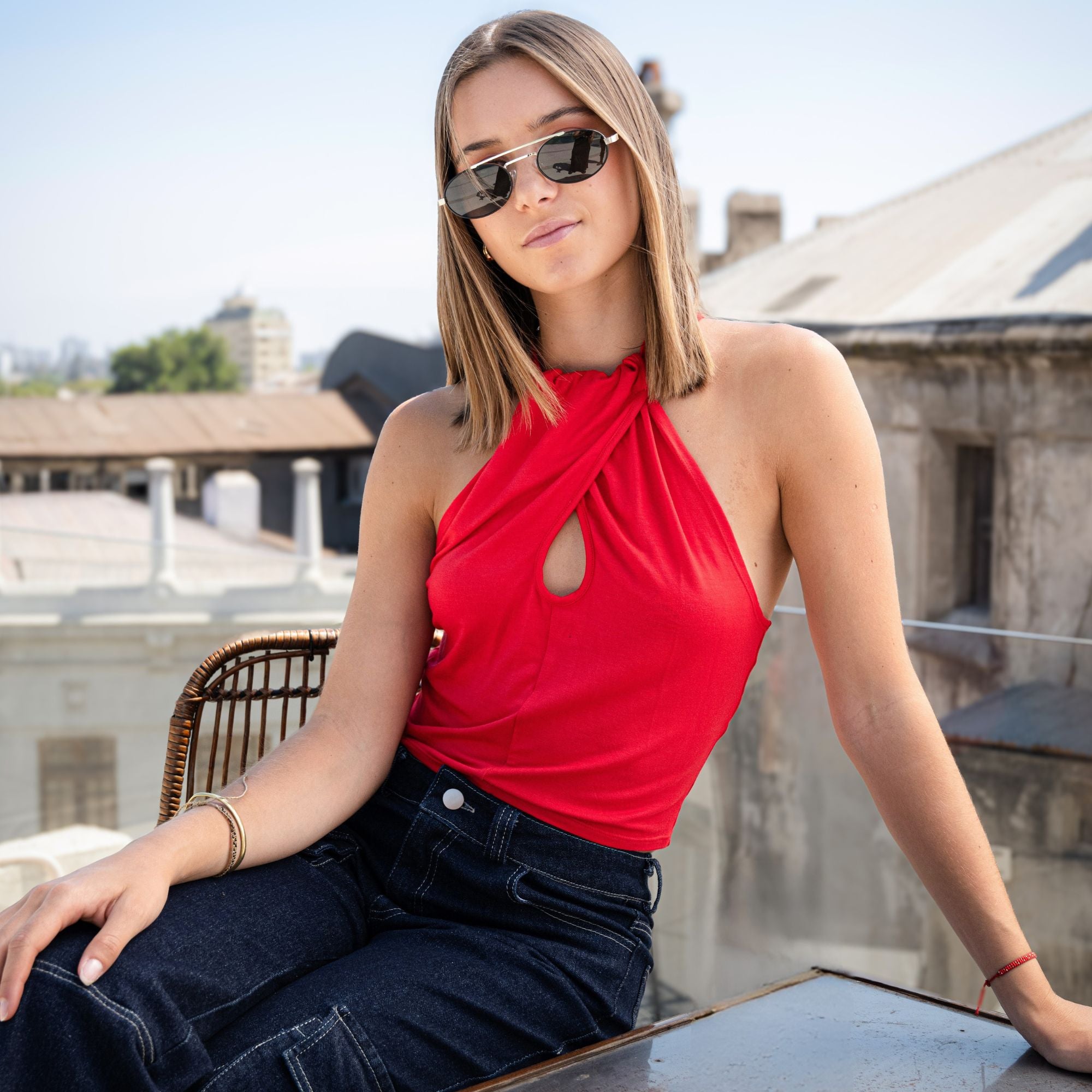 Crop Top Rojo Halter con Cuello Alto y Detalle Cruzado | Lord - MQM