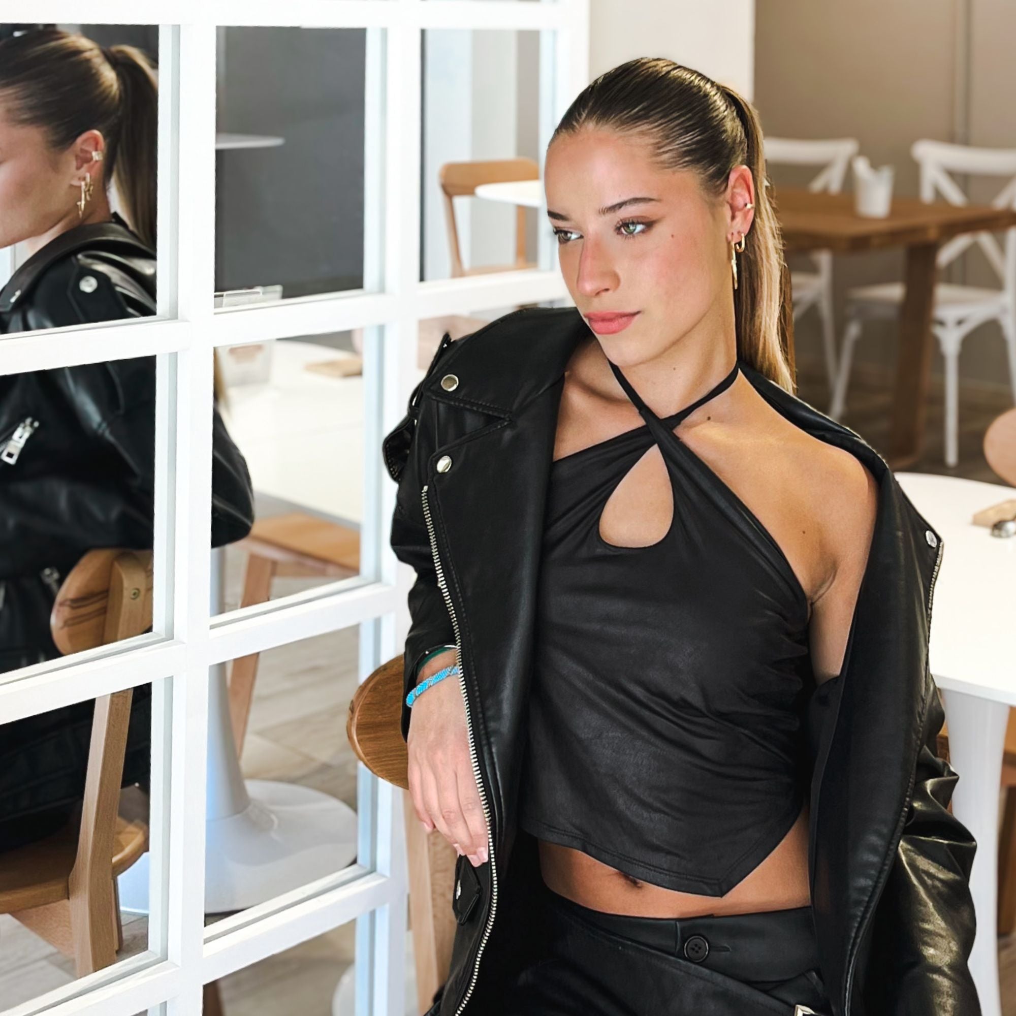 Crop Top Negro Asimétrico Engomado con Escote Redondo | María - MQM