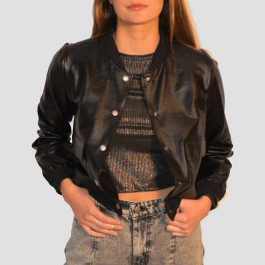 Chaqueta Bling Negra de ecocuero de MQM para mujer, elegante y brillante. Con mangas largas, bolsillos con botones estilo broche y pretina elasticada para un ajuste cómodo y favorecedor. Ideal para cualquier ocasión. Hecho a mano en Chile.