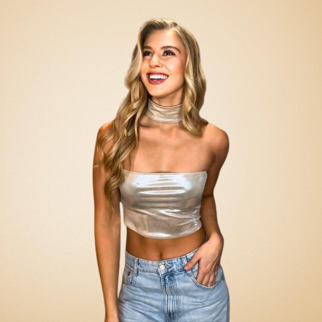 Crop top dorado opaco elastizado para mujer MQM, diseño de Domi Lambert, con efecto chocker y corte musculoso, hecho a mano en Chile.