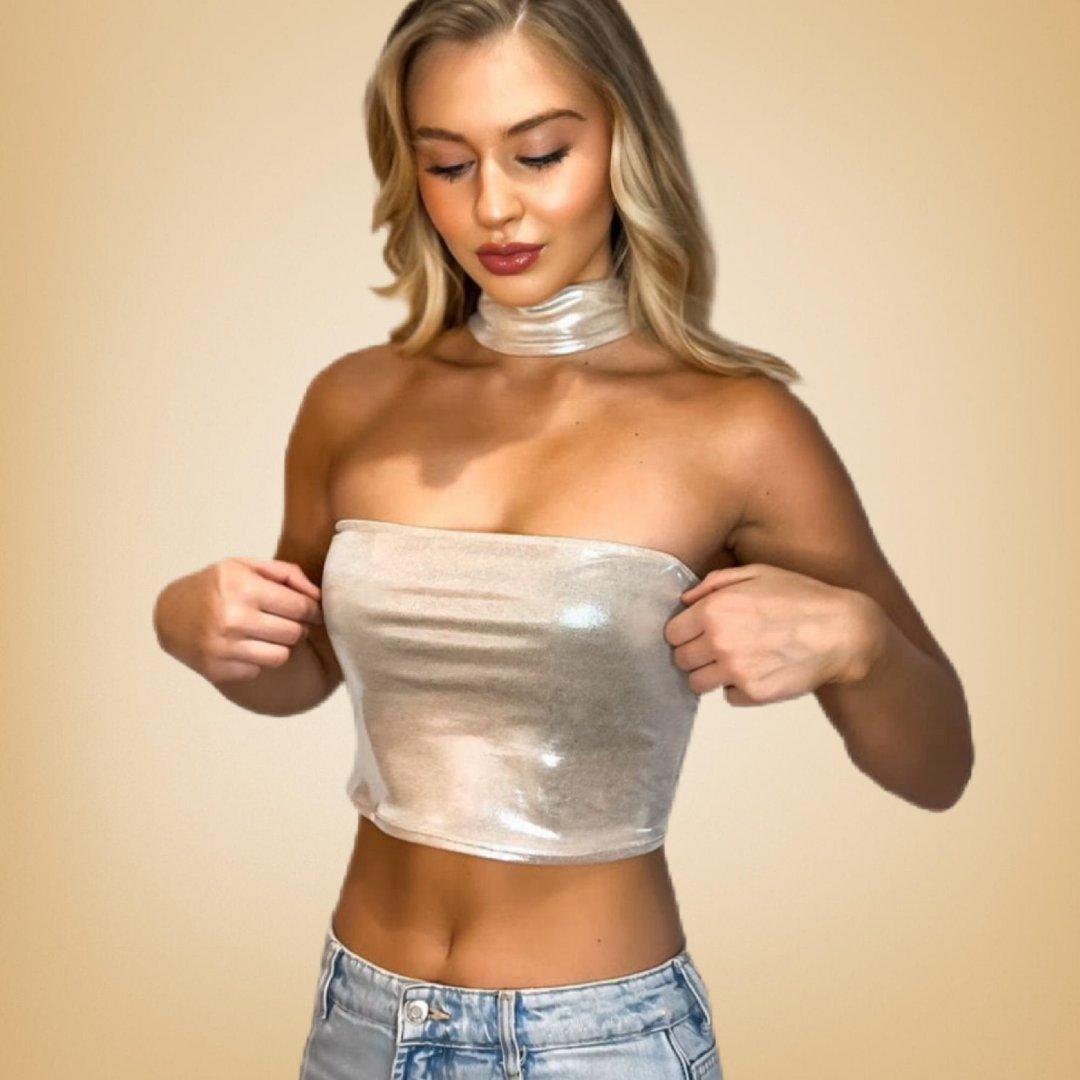 Crop top dorado opaco elastizado para mujer MQM, diseño de Domi Lambert, con efecto chocker y corte musculoso, hecho a mano en Chile.