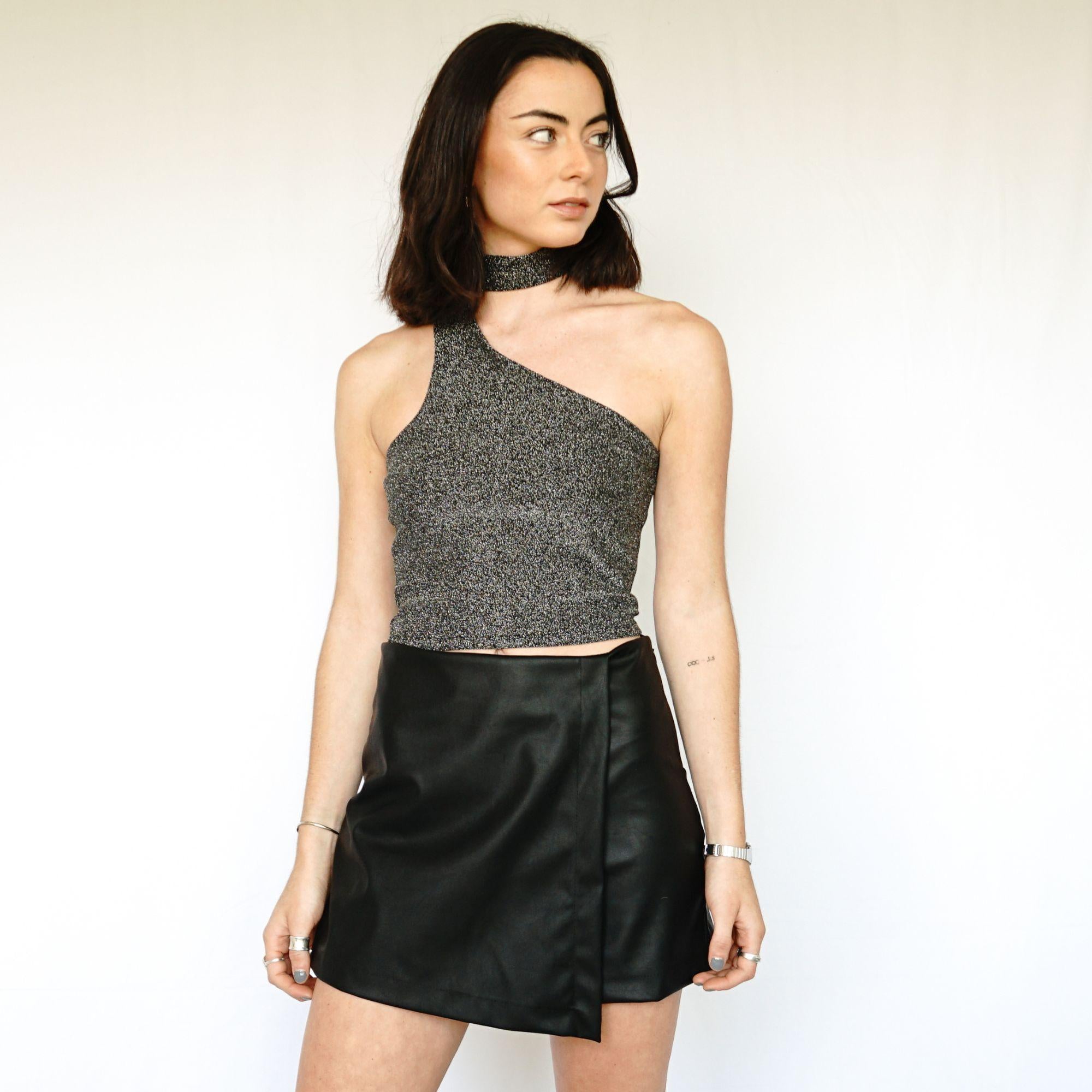 Crop Top Plateado Asimétrico con Lazo en Cuello | Delfina - MQM