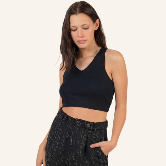 Crop top negro sin mangas con cuello en V. Diseño elegante con amarre en la espalda que realza la figura. Comodidad y versatilidad para cualquier situación.