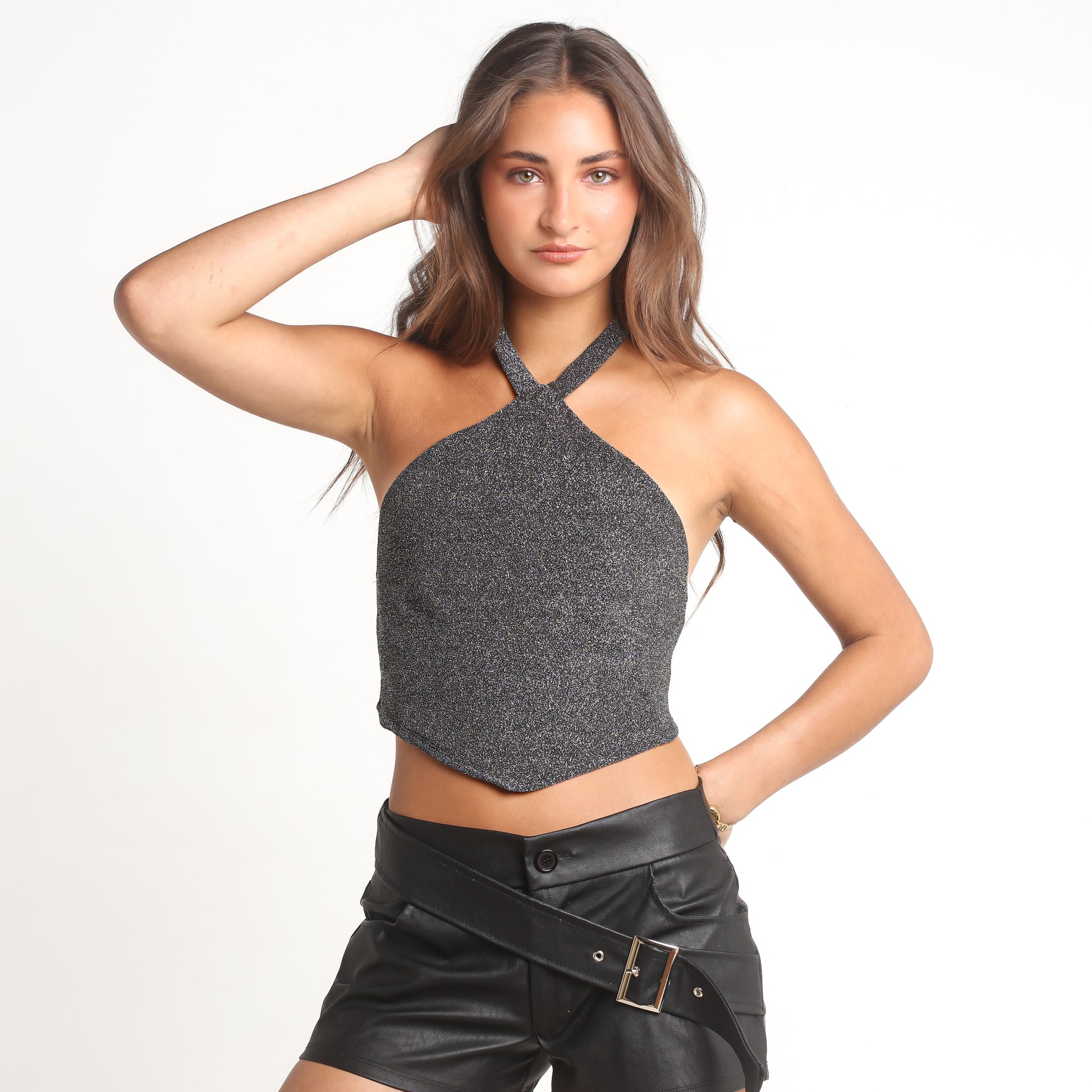 Crop Top Mujer Negro Halter en Tela Brillante con Corte en Punta | Angela - MQM