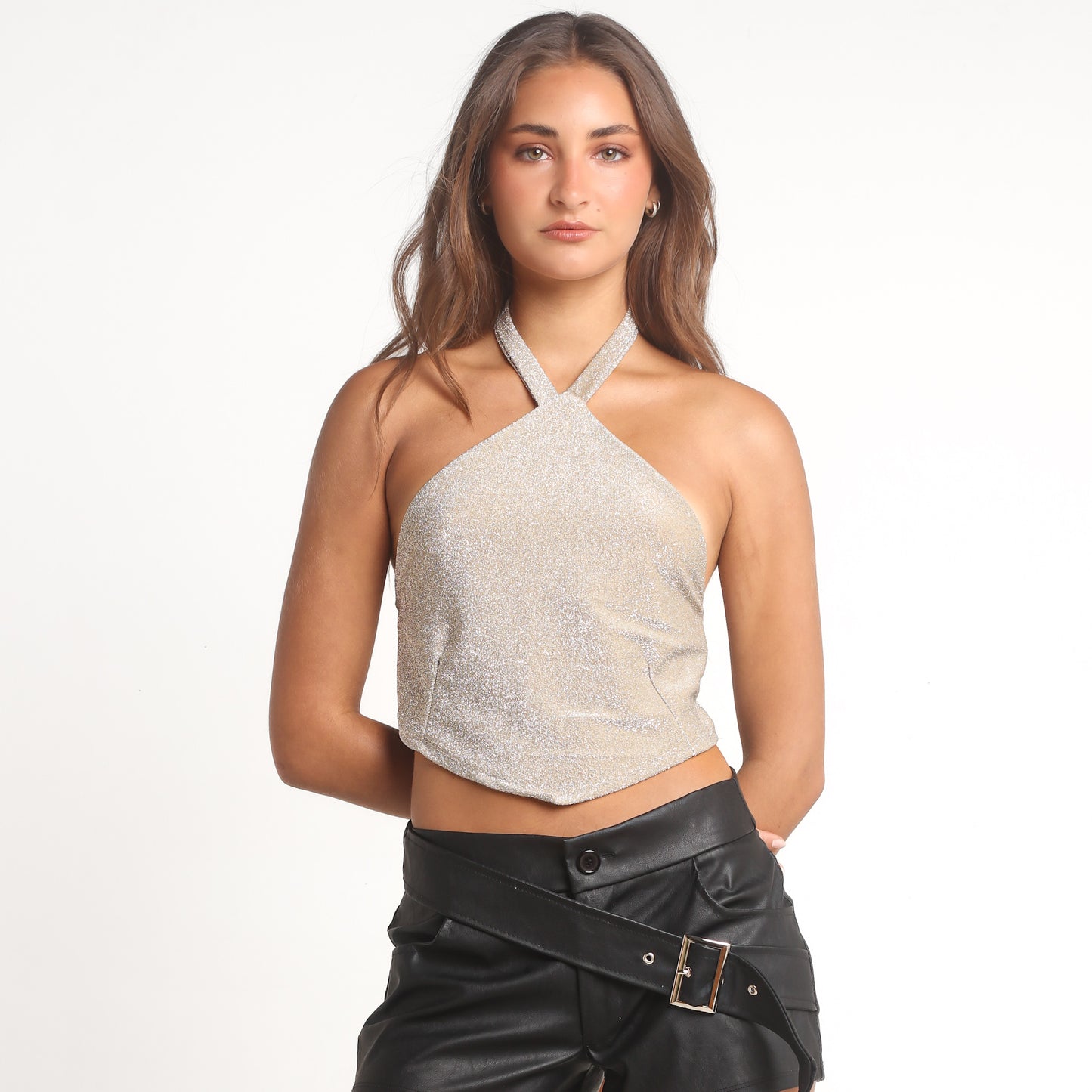 Crop Top Dorado Halter en Tela Brillante y Corte en Punta | Angela - MQM