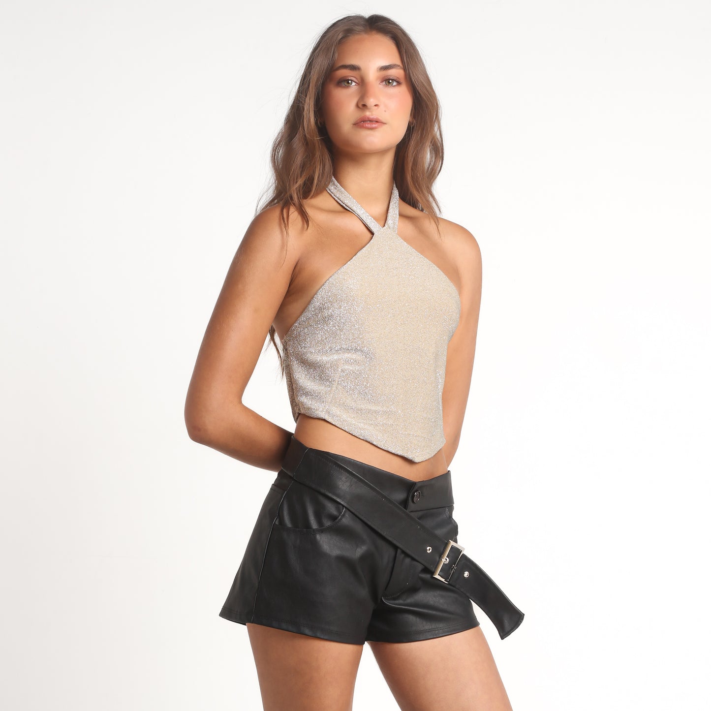 Crop Top Dorado Halter en Tela Brillante y Corte en Punta | Angela - MQM