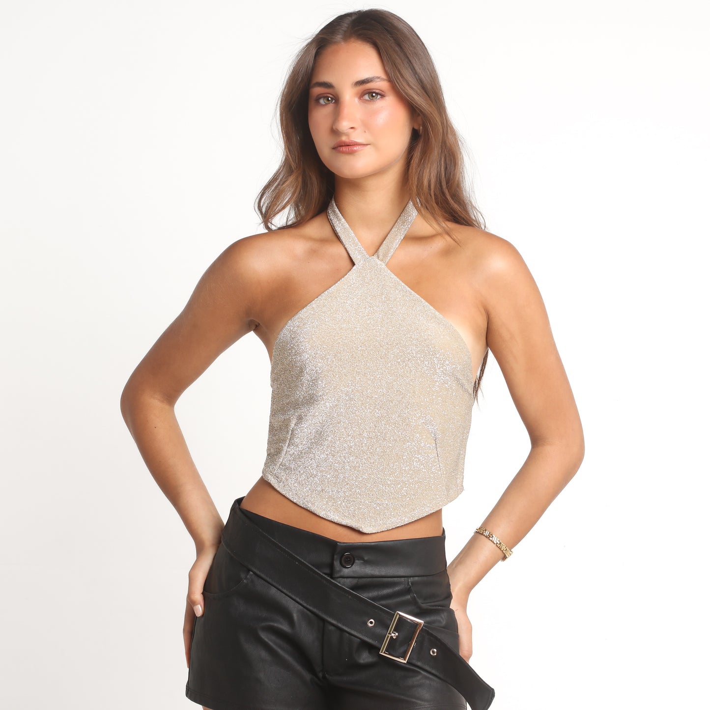 Crop Top Dorado Halter en Tela Brillante y Corte en Punta | Angela - MQM