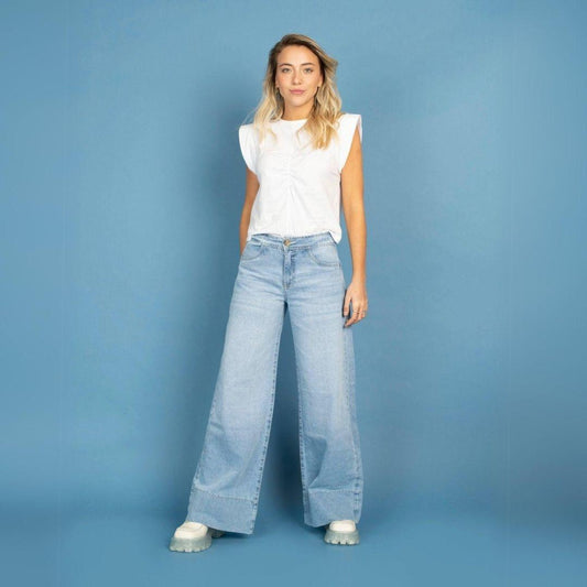 Jeans Bastilla Azul de la Colección Influencers, ajustados en cintura y caderas para un calce perfecto, con diseño de basta que ofrece comodidad y estilo