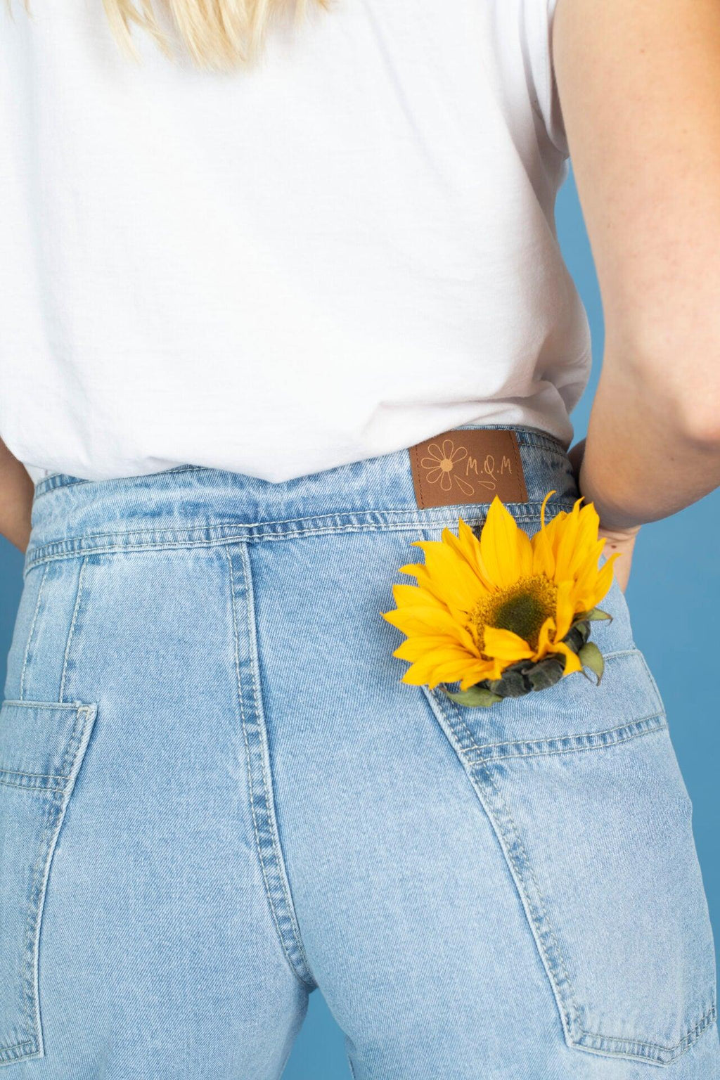 Jeans Bastilla Azul Claro de corte cómodo y moderno, ajustados en cintura y caderas, perfectos para un look versátil