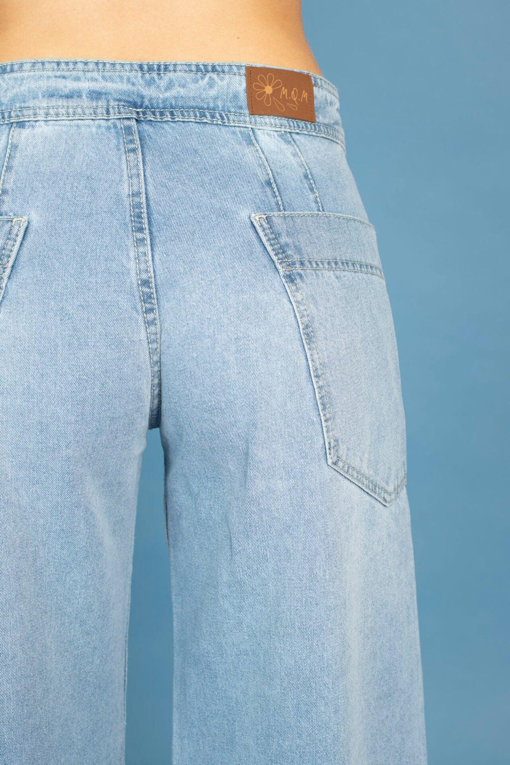 Jeans Bastilla Azul, en un tono claro y diseño de basta, ideales para quienes buscan estilo y comodidad en moda chilena