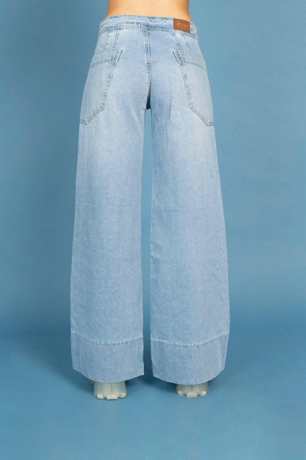 Pantalones de mezclilla azul claro, con ajuste en cintura y basta al final, ideales para un estilo casual y chic