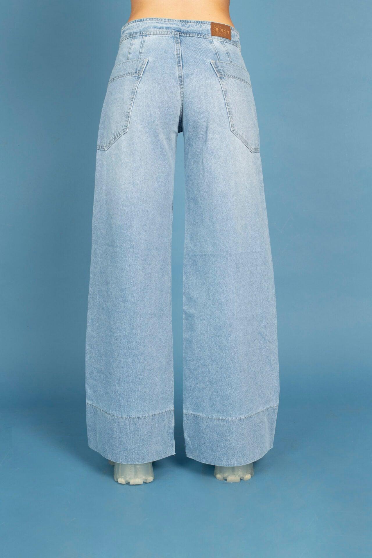 Pantalones de mezclilla azul claro, con ajuste en cintura y basta al final, ideales para un estilo casual y chic