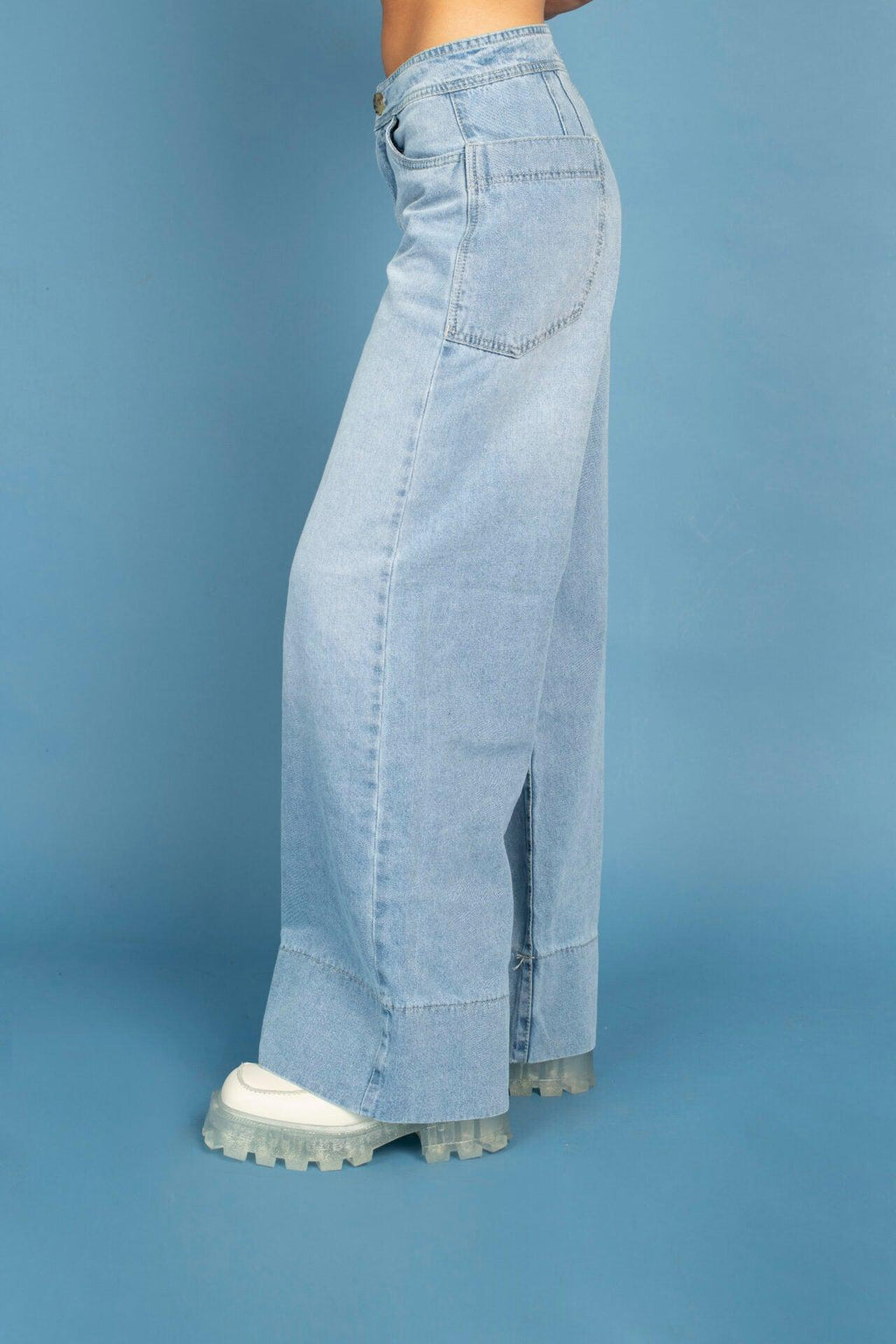 Jeans Bastilla Azul Claro con diseño de basta, ajustados en cintura, pensados para un estilo moderno y relajado en moda femenina