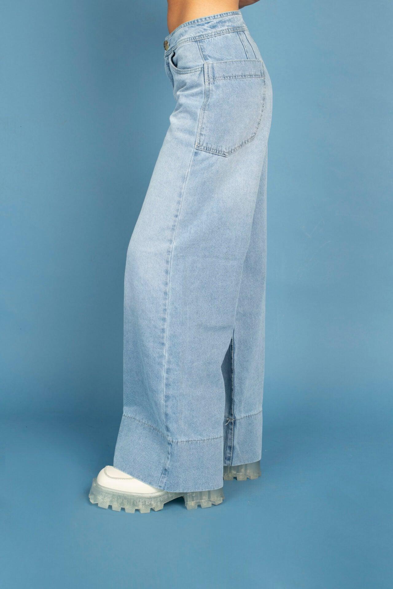 Jeans Bastilla Azul Claro con diseño de basta, ajustados en cintura, pensados para un estilo moderno y relajado en moda femenina