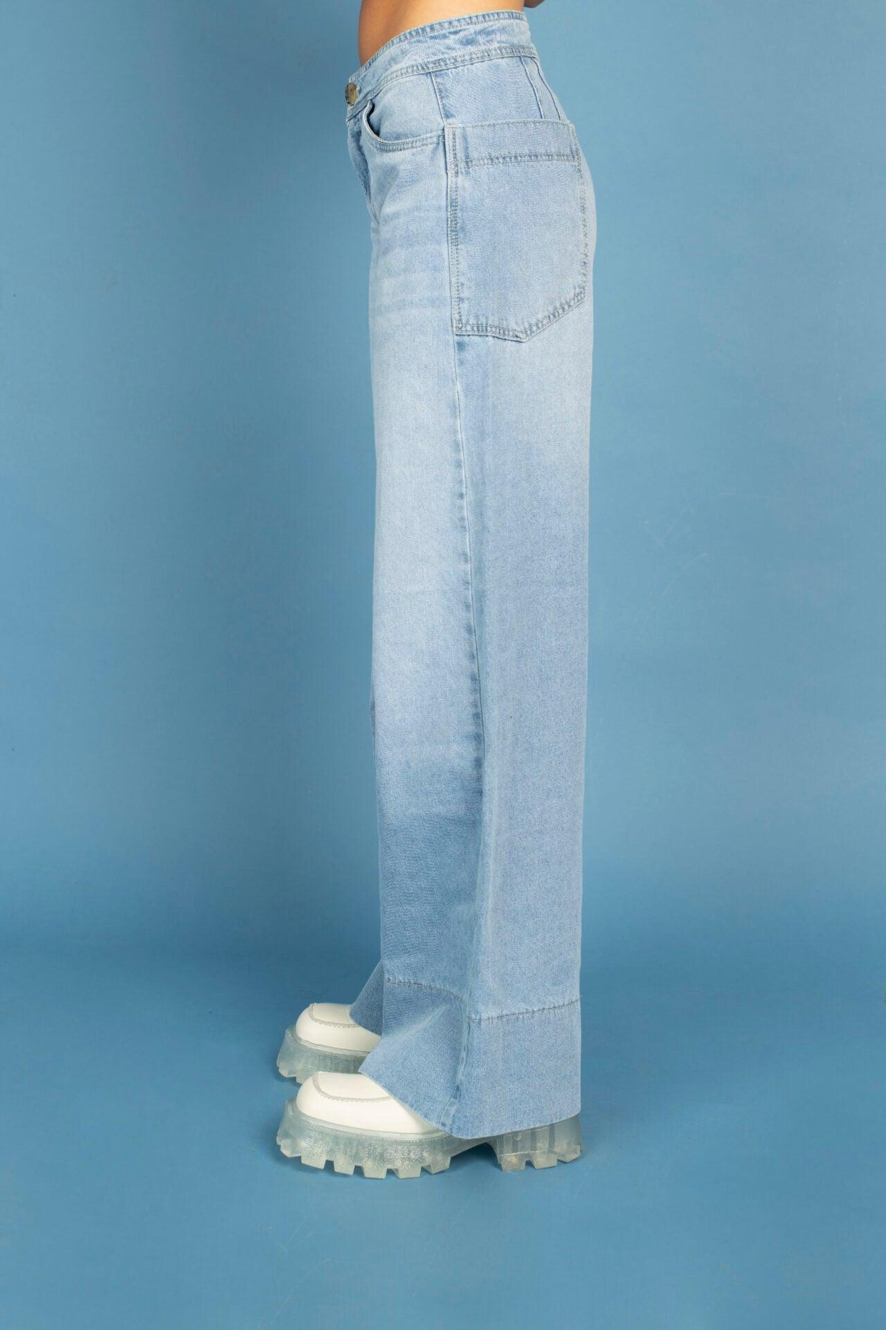 Jeans azules de basta, con corte ajustado en cintura y diseño versátil, perfectos para un estilo casual en moda chilena