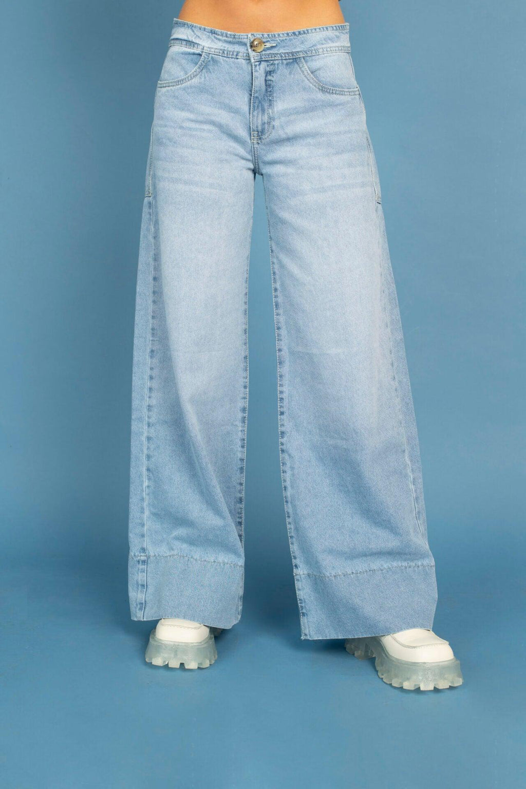 Jeans de la Colección Influencers en azul claro, con diseño de basta y ajuste perfecto, ideales para un look moderno y cómodo