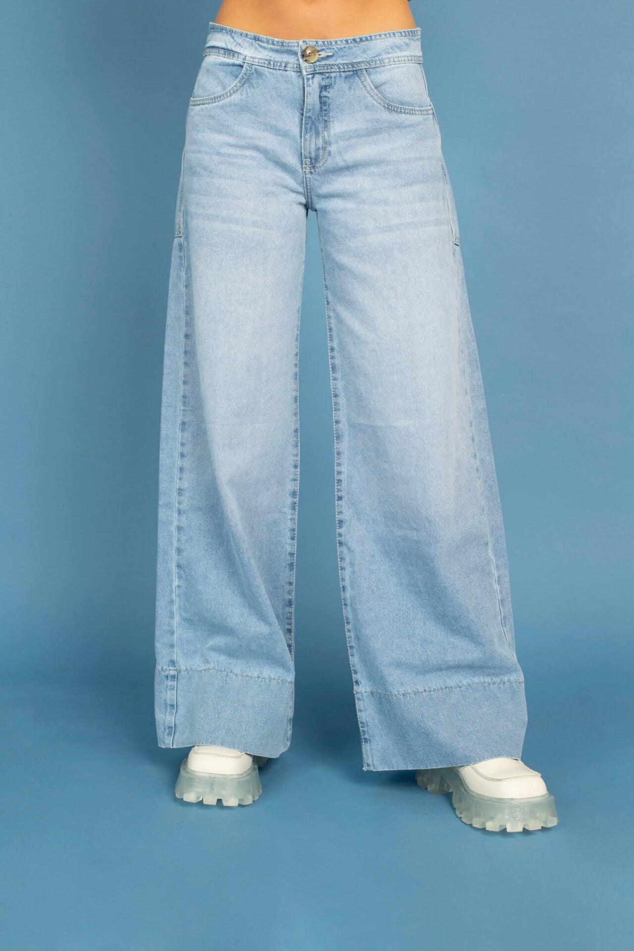 Jeans de la Colección Influencers en azul claro, con diseño de basta y ajuste perfecto, ideales para un look moderno y cómodo