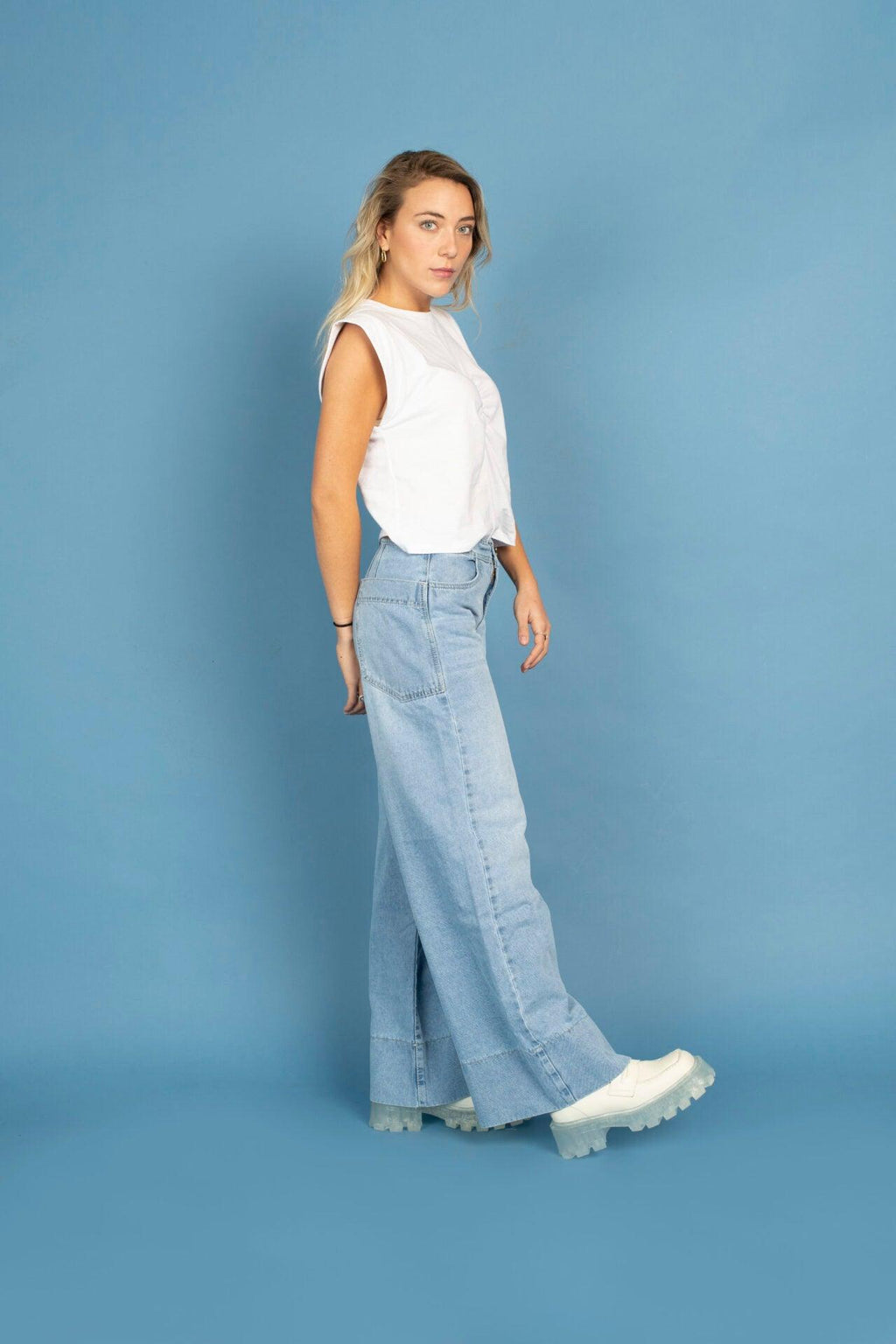 Jeans Bastilla Azul Claro con ajuste en cintura y caderas, diseño moderno y cómodo, ideal para un look casual en moda chilena