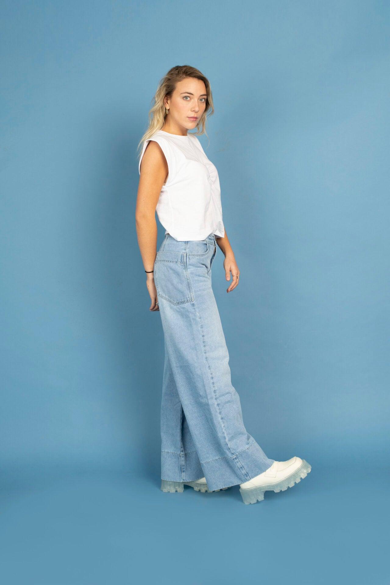 Jeans Bastilla Azul Claro con ajuste en cintura y caderas, diseño moderno y cómodo, ideal para un look casual en moda chilena