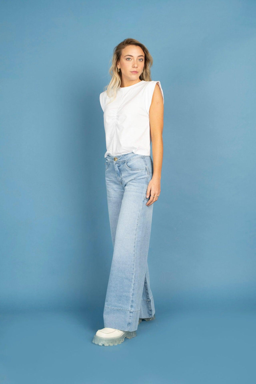 Jeans de cintura ajustada y diseño tipo basta en azul claro, de la Colección Influencers, perfectos para un estilo libre y moderno