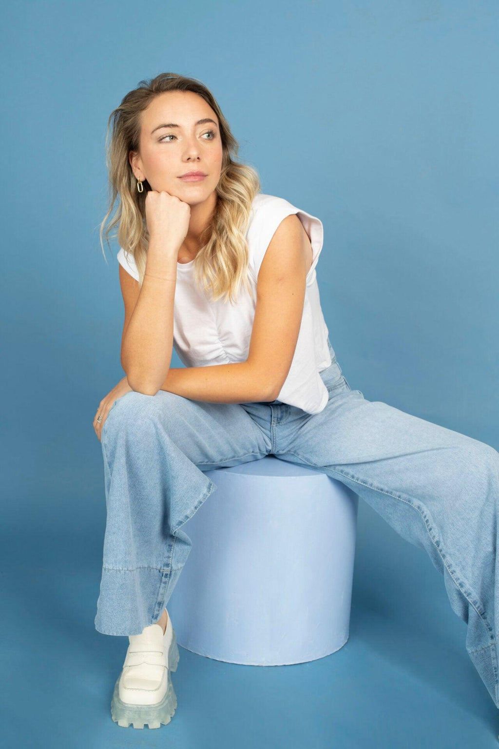 Pantalón Jeans Bastilla Azul Influencers, de primera calidad y calce perfecto, con diseño de basta para mayor libertad de movimiento