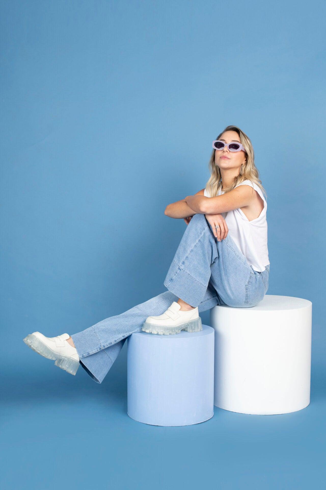 Jeans Bastilla en color azul claro, con ajuste en cintura y diseño de basta, ideales para un estilo moderno y cómodo en moda mujer