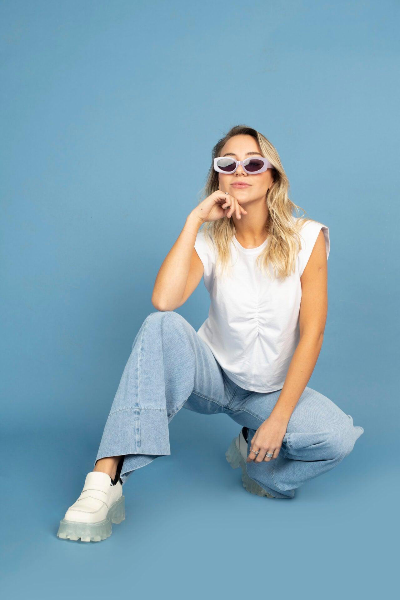 Jeans Influencers en azul claro, con ajuste en cintura y basta estilizada, ideales para un look fresco y casual en moda chilena