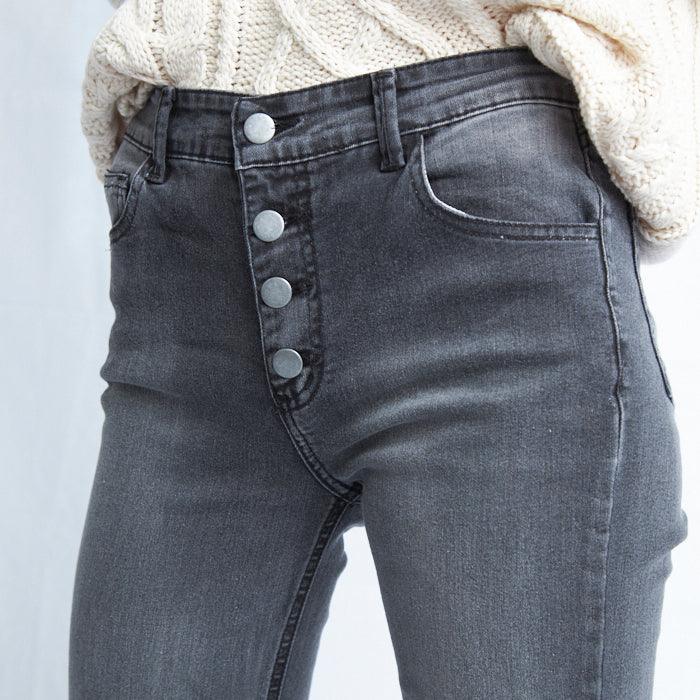 Jeans Broches Marengo, con diseño de cintura ajustada y corte flare en la parte inferior, ideales para un look estilizado y cómodo