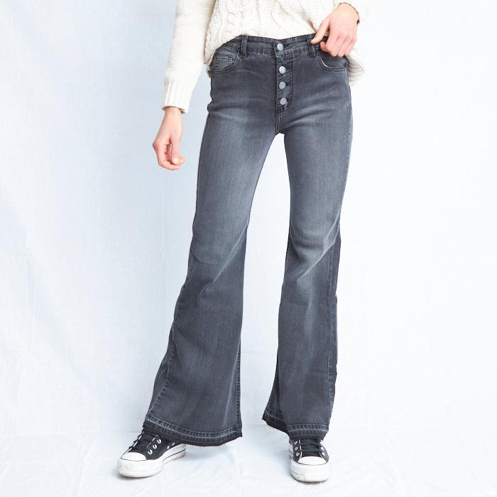 Jeans tipo flare en color marengo, con broches en la cintura y ajuste cómodo, perfectos para un look casual y moderno