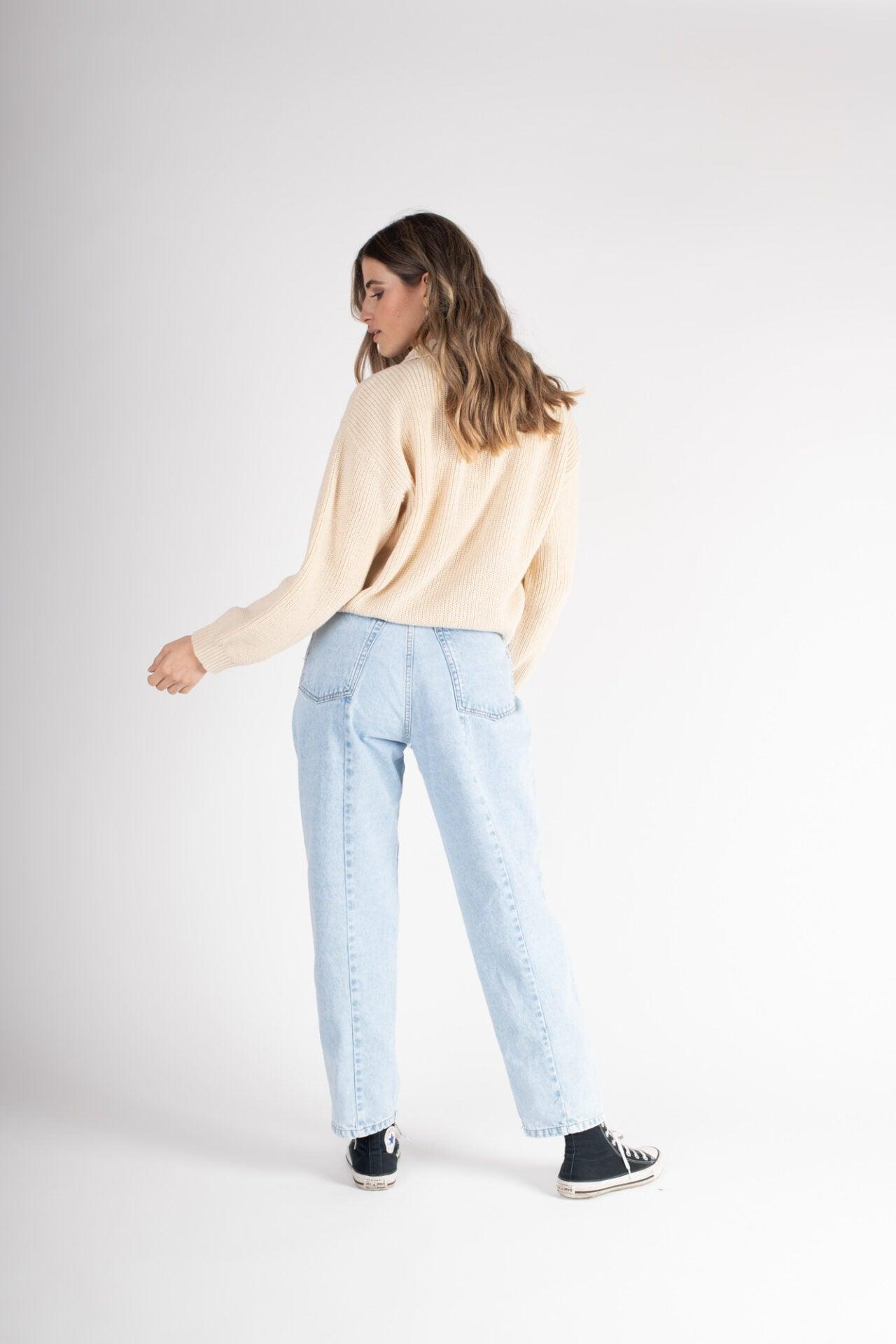 Jeans celestes estilo Mom con broche y cierre, diseñados para un ajuste perfecto y un look moderno y cómodo