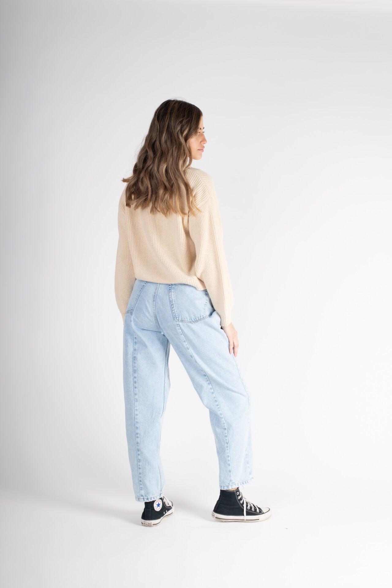 Jeans Pollo en color celeste, con tiro alto y corte que estiliza las piernas, ideal para un estilo casual y sofisticado