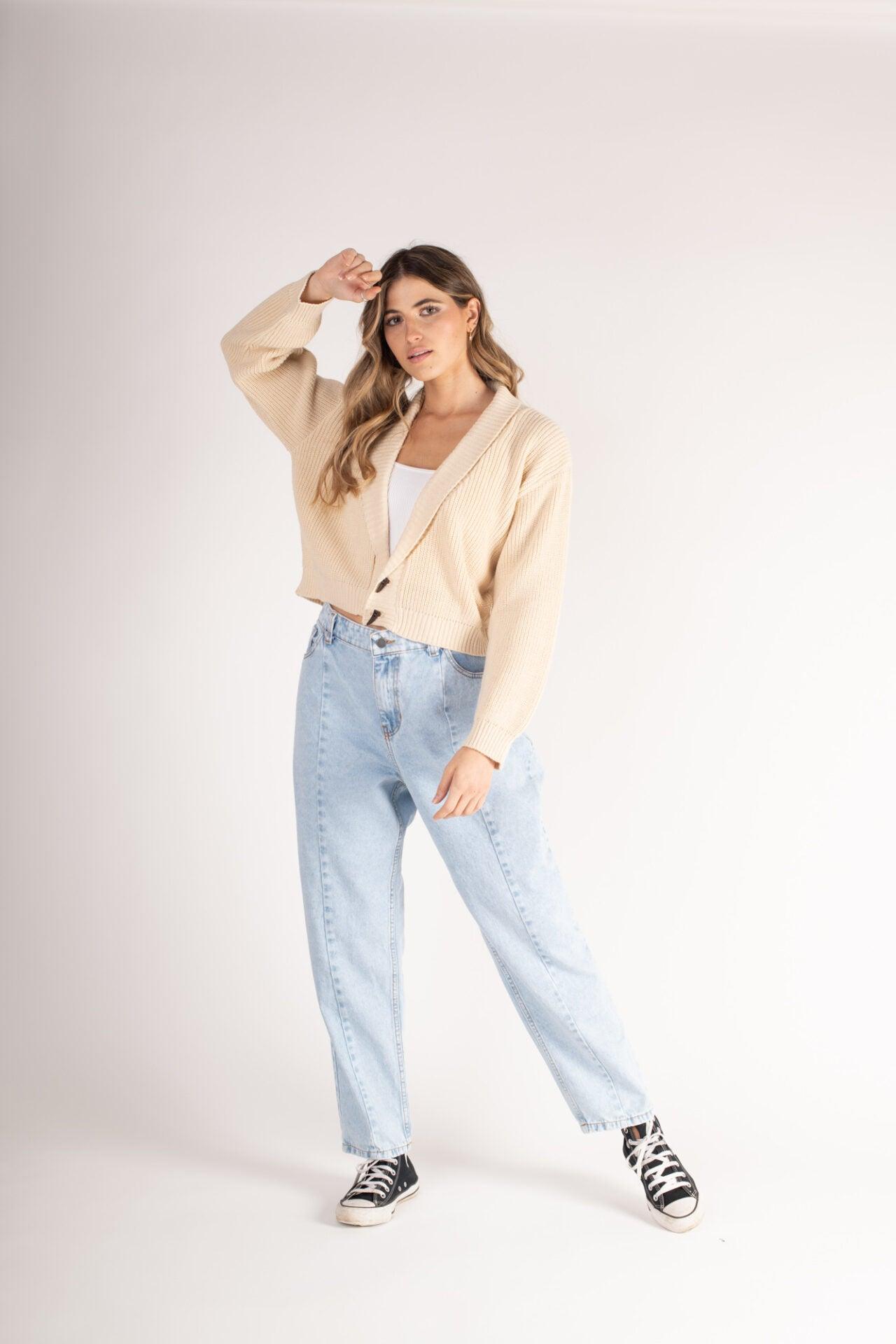 Pantalón Jeans Pollo Celeste, de ajuste cómodo y estilo Mom, perfecto para alargar y estilizar la figura en moda chilena