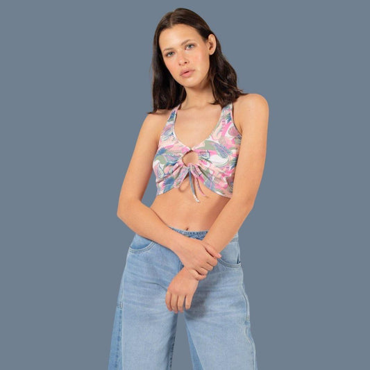 Peto estilo crop top sin mangas, con diseño estampado tropical en rosado, verde y crudo. Cuello en V y apertura ajustable para un look recogido.