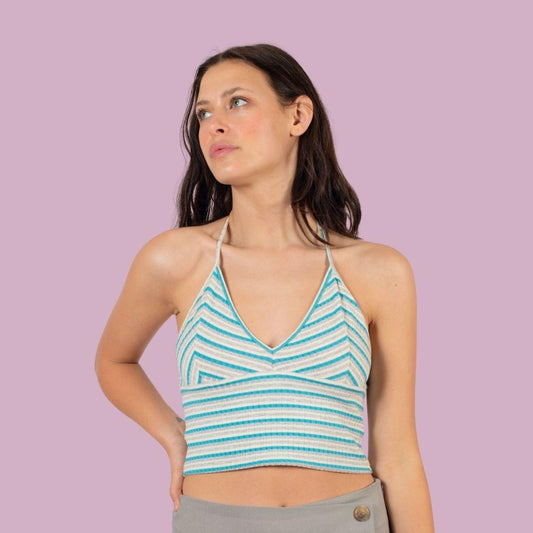 Peto Luli Rayas Celeste, crop top sin mangas con cuello en V y tirantes ajustables. Diseño que realza la figura y permite personalizar el estilo.