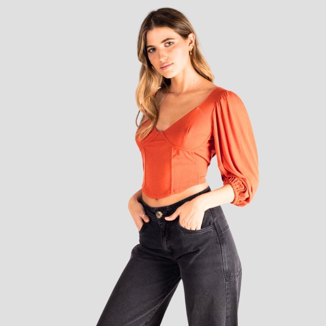 Polera Corset en color terracota, con diseño de manga tres cuartos y cuello en V, ideal para un look elegante y versátil en moda mujer