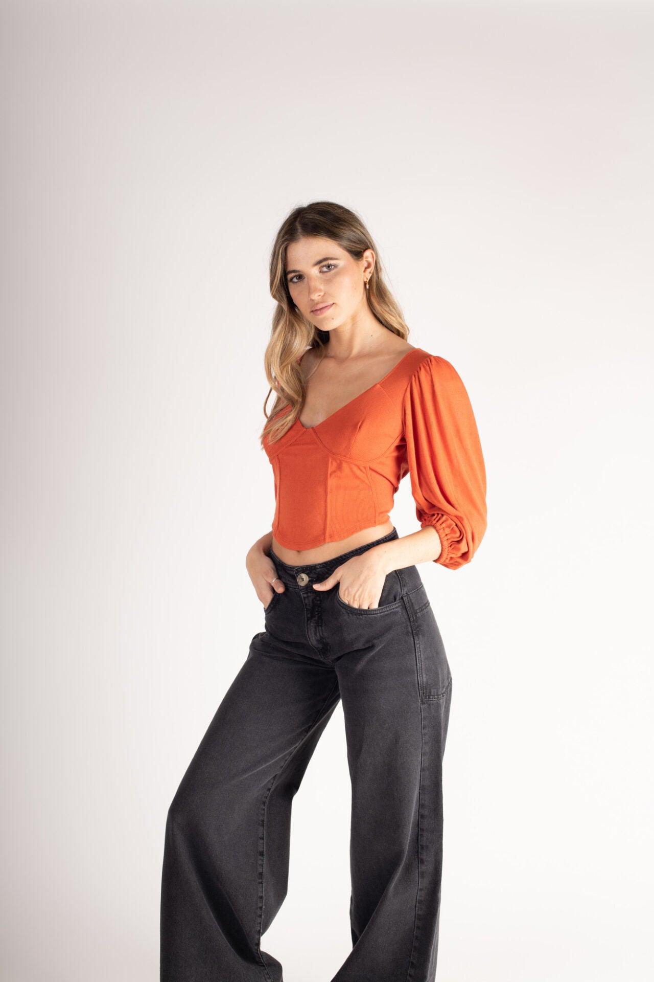 Polera color terracota estilo corset, con ajuste perfecto y mangas tres cuartos, ideal para un look sofisticado y cómodo