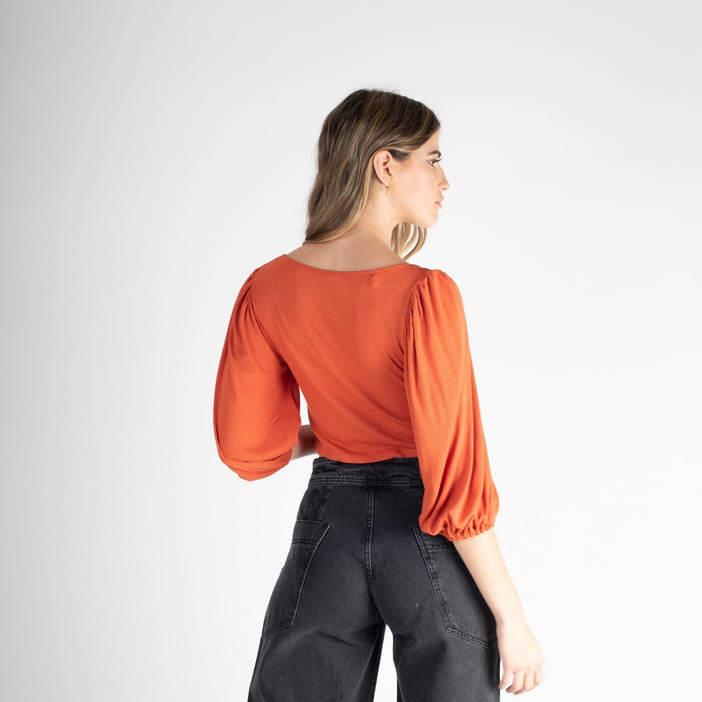 Polera Corset en tono terracota, con diseño de manga tres cuartos y tejido elástico, perfecta para un estilo moderno en moda chilena