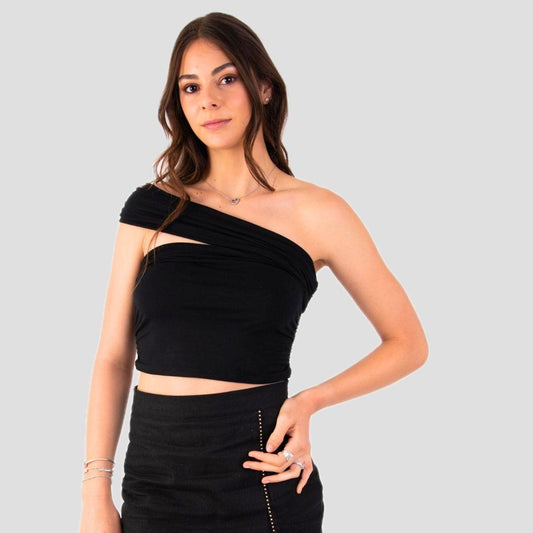 Polera Romana Negra estilo crop top, ajustada y sin mangas, con cuello cruzado en diagonal, perfecta para un look moderno y sofisticado