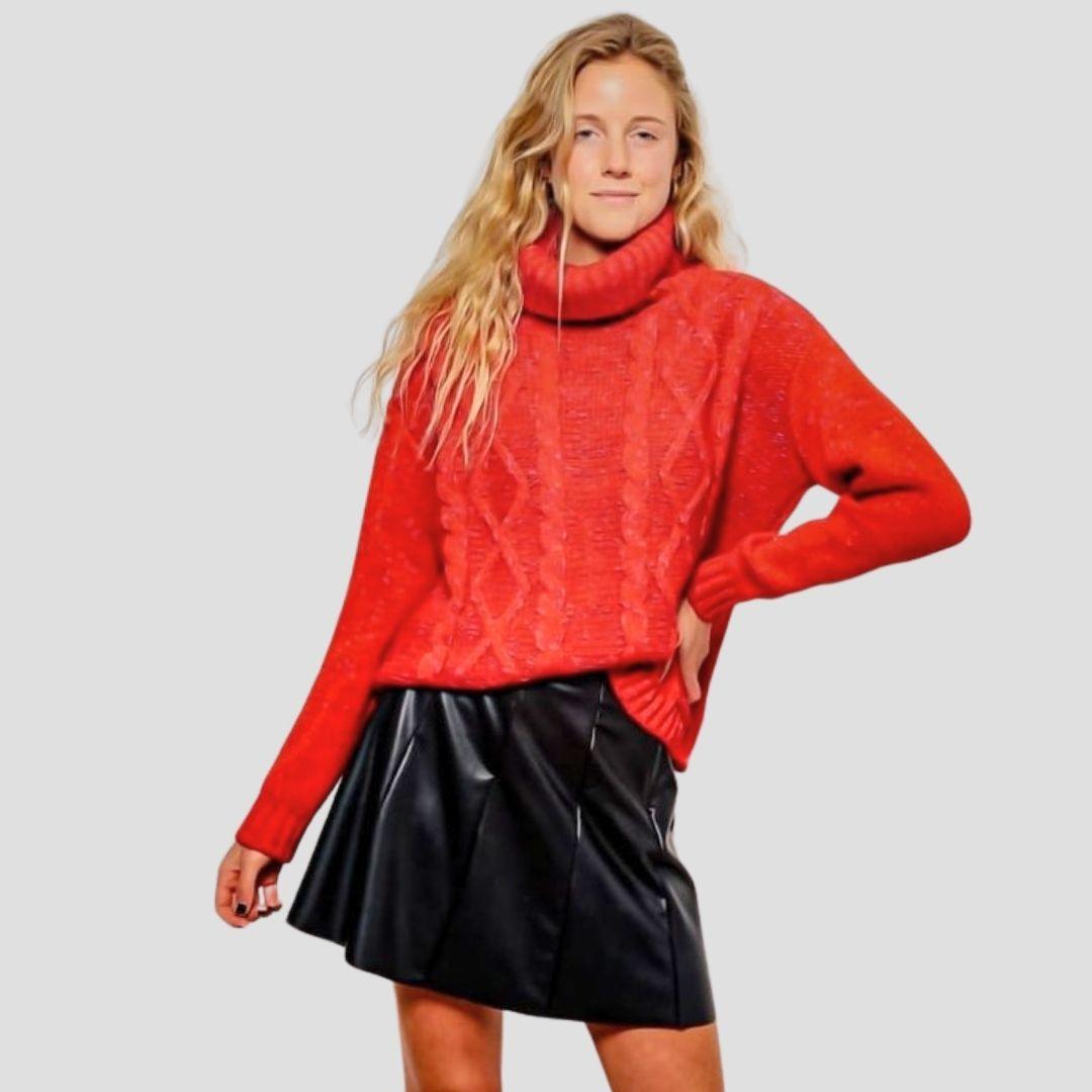 Sweater rojo con mangas largas y cuello beatle. Diseño con trenzas y líneas en la parte delantera, elegante y cálido para el frío.