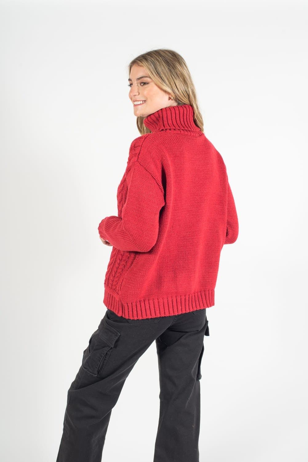 Sweater rojo con mangas largas y cuello beatle. Diseño con trenzas y líneas en la parte delantera, elegante y cálido para el frío.