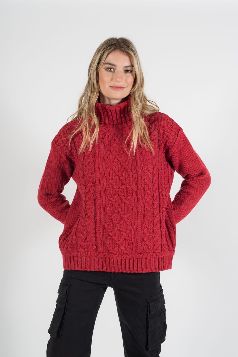 Sweater rojo con mangas largas y cuello beatle. Diseño con trenzas y líneas en la parte delantera, elegante y cálido para el frío.