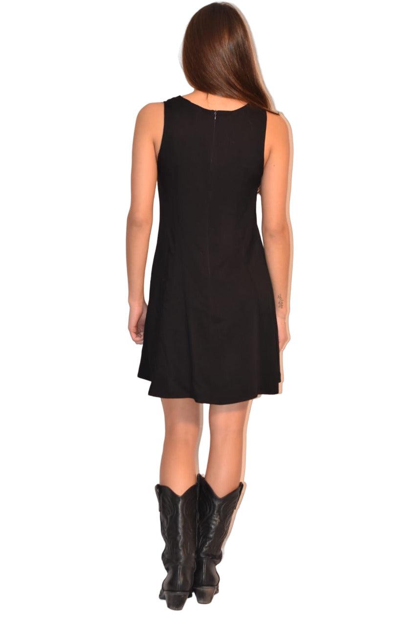 Vestido Naomi con diseño en cuello V y largo hasta la rodilla, perfecto para combinar estilo y comodidad en moda mujer