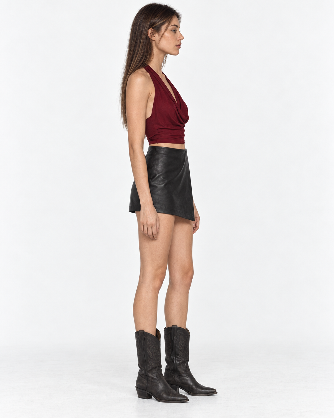 Falda short de cuero negro tiro alto Berlín, perfil derecho